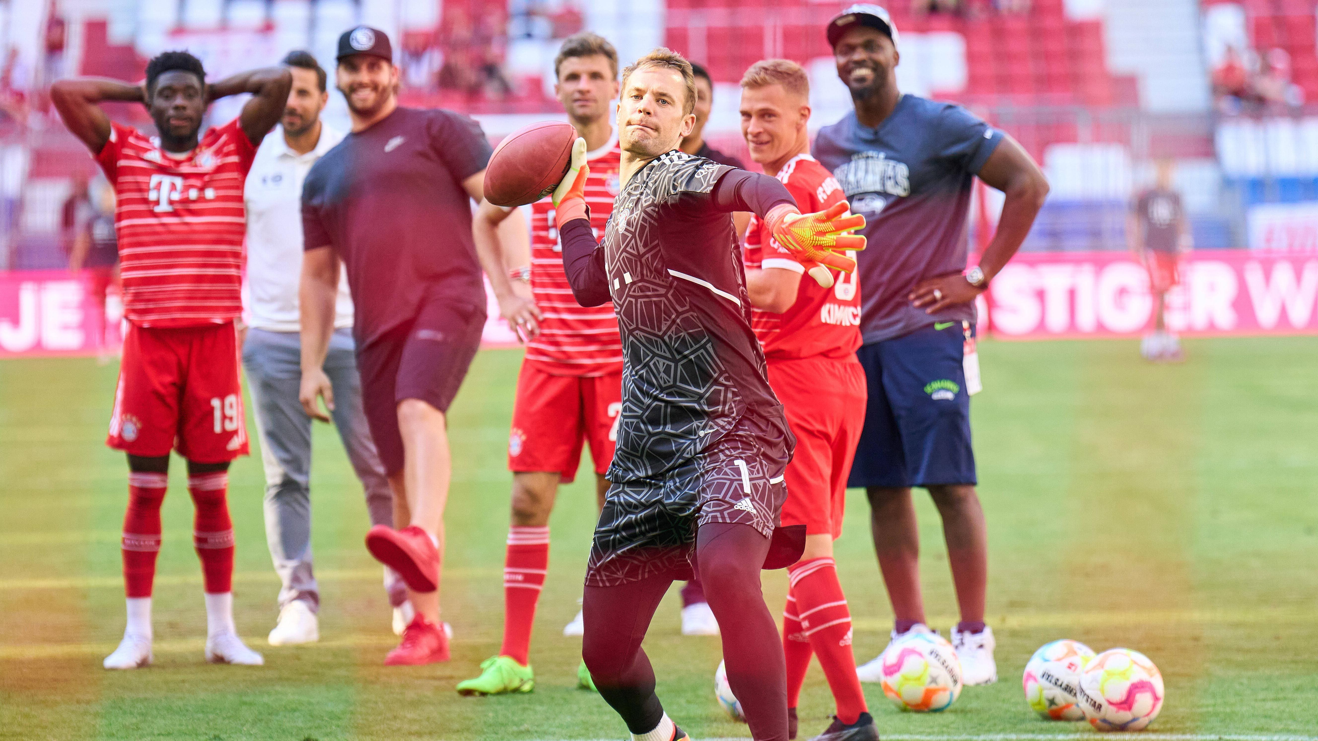 
                <strong>Quarterback: Manuel Neuer (FC Bayern München)</strong><br>
                Auf der Spielmacher-Position geht Johnson mit dem zurzeit verletzten deutschen Nationaltorhüter. "Er hat die Größe, dass er über die O-Line sehen kann und er hat die Leadership-Abilities. Ich glaube, er reißt die Jungs richtig mit und kann ein Team zum Sieg führen", begründet Johnson seine Entscheidung. Einen Football hatte der 1,93-Meter große Keeper des FC Bayern München zumindest schon einmal in der Hand.
              