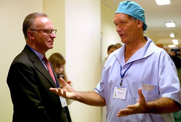 
                <strong>FC Bayern in der Ukraine: Hilfe für Krankenhaus</strong><br>
                Dr. Klaus Exner kann sich nach dem Besuch von Rummenigge und Co. über ein neues Intensivnarkose-Gerät freuen.
              
