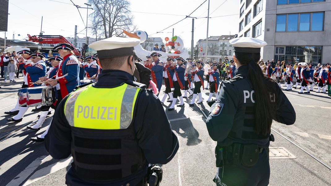 Polizisten sichern den Rosenmontagszug in Bonn ab (Symbolbild).