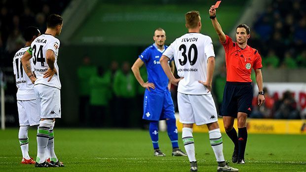 
                <strong>20.12.2015: Gladbach vs. Darmstadt - Rot </strong><br>
                Sein bisher folgenschwerstes Foul beging Granit Xhaka vergangene Saison in der Partie gegen Darmstadt. Nach einer Aktion von Peter Niemeyer revanchierte sich der Mittelfeldmann der Fohlen mit einem Tritt und sah in der 39. Minute glatt Rot. Es war der Tiefpunkt seiner letzten Gladbacher Saison. Noch in der Halbzeitpause entschuldigte er sich bei seiner Mannschaft. Er wurde für drei Spiele gesperrt und spendete zudem eine fünfstellige Summe an eine Vereinsstiftung in seiner Heimat. 
              