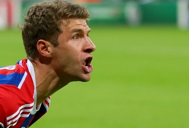 
                <strong>Thomas Müller</strong><br>
                Eigentlich sollte auch Thomas Müller auf der Bank sitzen. Weil sich Arjen Robben beim Aufwärmen verletzte, sprang der Weltmeister ein. Sein Marktwert liegt bei 50 Millionen Euro - dann hätten 200 Millionen draußen gesessen. Durfte anfangen, konnte die Nullnummer aber auch nicht verhindern.
              