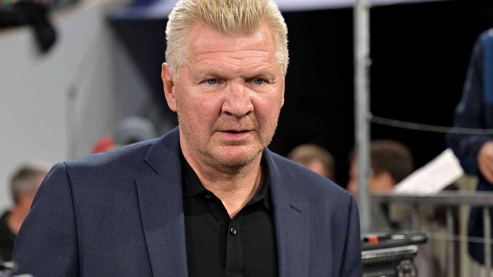 
                <strong>Stefan Effenberg (Vize-Europameister 1992)</strong><br>
                "Flick muss auch über Manuel Neuer nachdenken, der im März 37 wird. […] Neuer hat sich nun zwar hingestellt und gesagt, er würde weitermachen. Aber es ist die Entscheidung von Flick, da muss er klare Zeichen setzen, das können doch nicht die Spieler tun. Neuer ist nicht mehr unantastbar", sagte  Stefan Effenberg im "WM Doppelpass" auf "Sport1": "Kein einziger Verteidiger hat das Prädikat Weltklasse - das ist internationale Klasse, aber weit weg von Weltklasse."
              