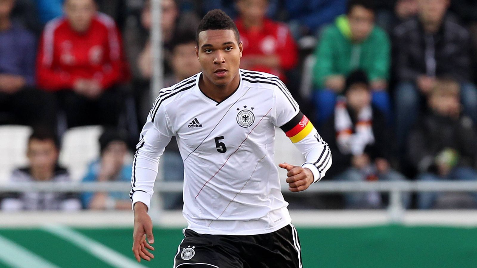 
                <strong>Jonathan Tah</strong><br>
                U17-Debüt: 12.09.2012 U17-Spiele/-Tore: 13/0A-Nationalmannschaft-Debüt: 26.03.2016 A-Nationalmannschaft-Spiele/-Tore: 5/0
              