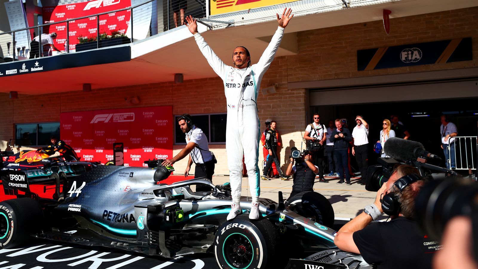 
                <strong>Der Favorit: Lewis Hamilton</strong><br>
                Der Brite geht auch in diesem Jahr als absoluter Favorit in die neue Saison, daran ändert auch die Corona-Pause nichts. Seit Jahren dominiert Hamilton mit Mercedes die Königsklasse des Motorsports und bringt einen Rekord nach dem anderen zu Fall. In diesem Jahr könnte er Michael Schumachers Rekord mit sieben WM-Titeln einstellen, auch "Schumis" Rekord für die meisten Grand Prix-Siege (91) aller Zeiten liegt in greifbarer Nähe, allerdings nur wenn Hamilton (84 Rennsiege) alle bisher bestätigten acht Rennen gewinnt. Sollten die anderen Teams seit den Tests Ende Februar keine riesigen Fortschritte erzielt haben, wird der 35-Jährige seine vierte Formel 1-Weltmeisterschaft in Folge gewinnen können.
              