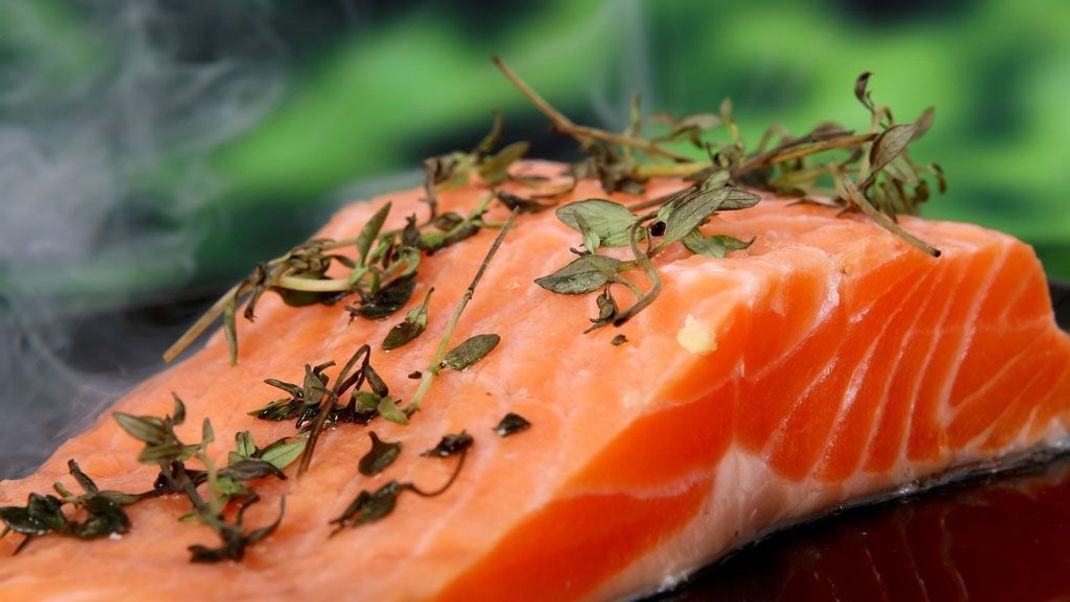 Auch Fisch schmeckt geräuchert vom Grill besonders raffiniert.