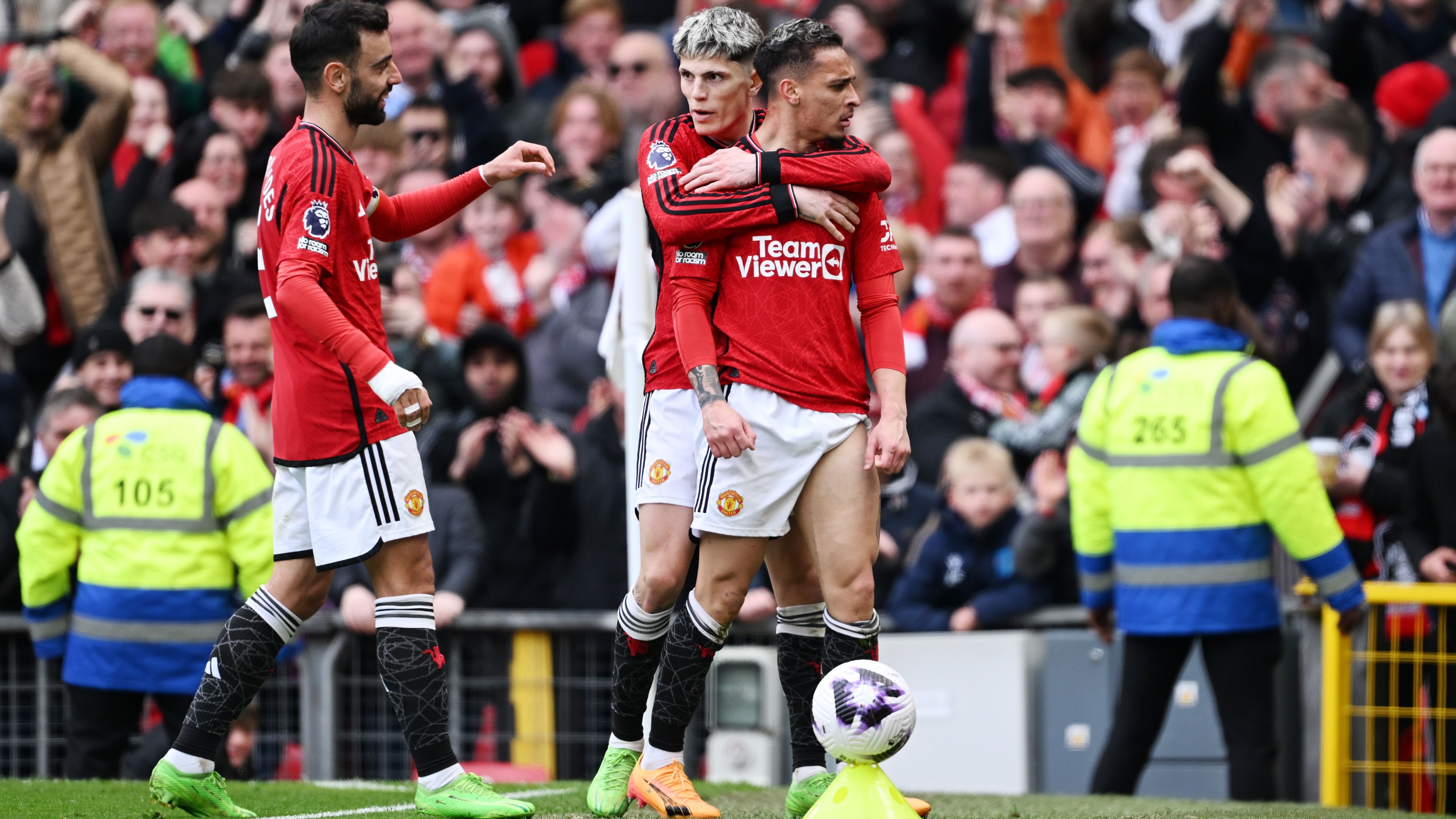 <strong>Antony und Alejandor Garnacho (Manchester United)</strong><br>... Leih-Rückkehrer wie Antony (re.) sehen dem Bericht keine Zukunft mehr für sich bei den "Red Devils". Selbes gilt wohl für Marcus Rashford und Tyrell Malacia, die zuletzt jeweils verliehen waren. Als weiterer Wechselkandidat gilt zudem Alejandro Garnacho (Mi.), der unter Trainer Ruben Amorim in der zurückliegenden Saison wohl viel Kredit verspielt haben soll.