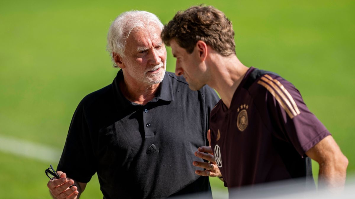 Fußball: Nationalmannschaft, öffentliches Training am 10.09.23 in der AOK Arena in Wolfsburg (Niedersachsen). Rudi Völler (l.) spricht mit Deutschlands Thomas Müller. *** Soccer national team, publ...