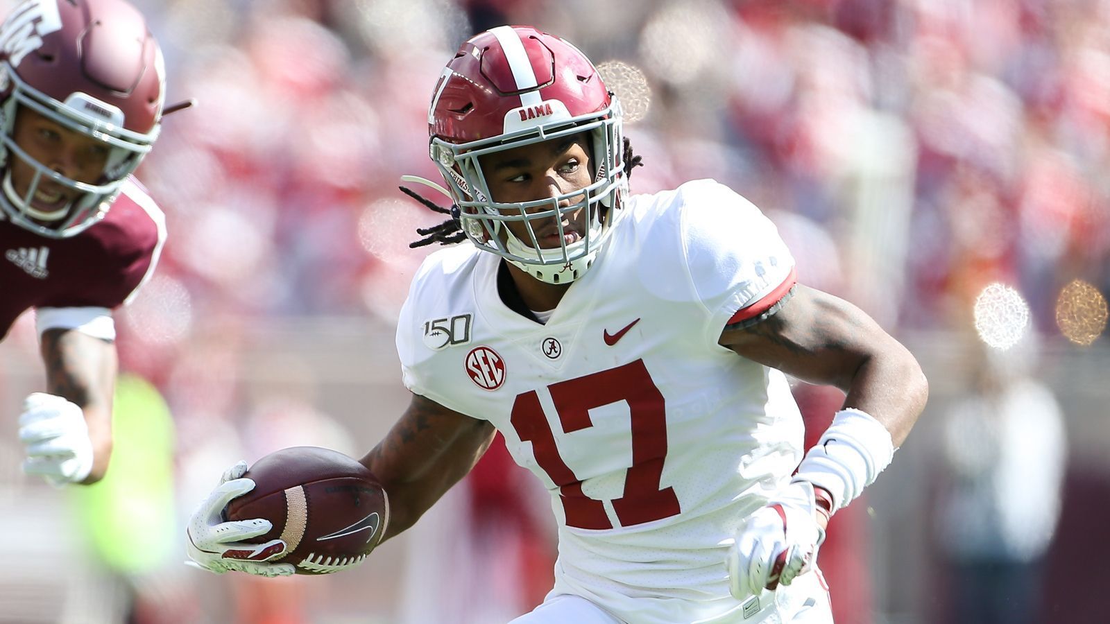 
                <strong>2. Jaylen Waddle (Alabama Crimson Tide)</strong><br>
                Champion Alabama Crimson Tide hat auf der Receiver-Position mal wieder Hochkaräter zu bieten. So zum Beispiel auch Jaylen Waddle, ein Allrounder und dynamischer Playmaker, variabel einsetzbar. Ihn hielten die starke Konkurrenz in den Vorjahren und eine Knöchelverletzung im Oktober 2020 von explosiven Statistiken ab. So kam er 2020 auf 591 Yards und vier Touchdowns - in nur sechs Spielen. Geführt wird er auf Platz zwei (und Rang sieben insgesamt) und damit noch vor dem Heisman-Gewinner, weil Waddle, wenn er auf dem Platz war, extrem explosiv ist, mehr noch als Devonta Smith.
              