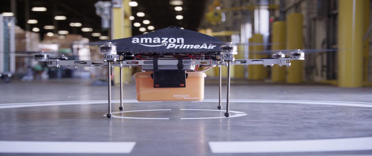 Amazon stellte 2013 die erste Liefer-Drohne vor. Im August 2020 bekam der weltgrößte Online-Versandhändler von der US-Luftverkehrsbehörde FAA grünes Licht für die Paket-Zustellung per Flug-Roboter. Die "Prime Air"-Modelle können rund 24 Kilometer weit fliegen und Päckchen bis zu 2,3 Kilo innerhalb von 30 Minuten zustellen.    
