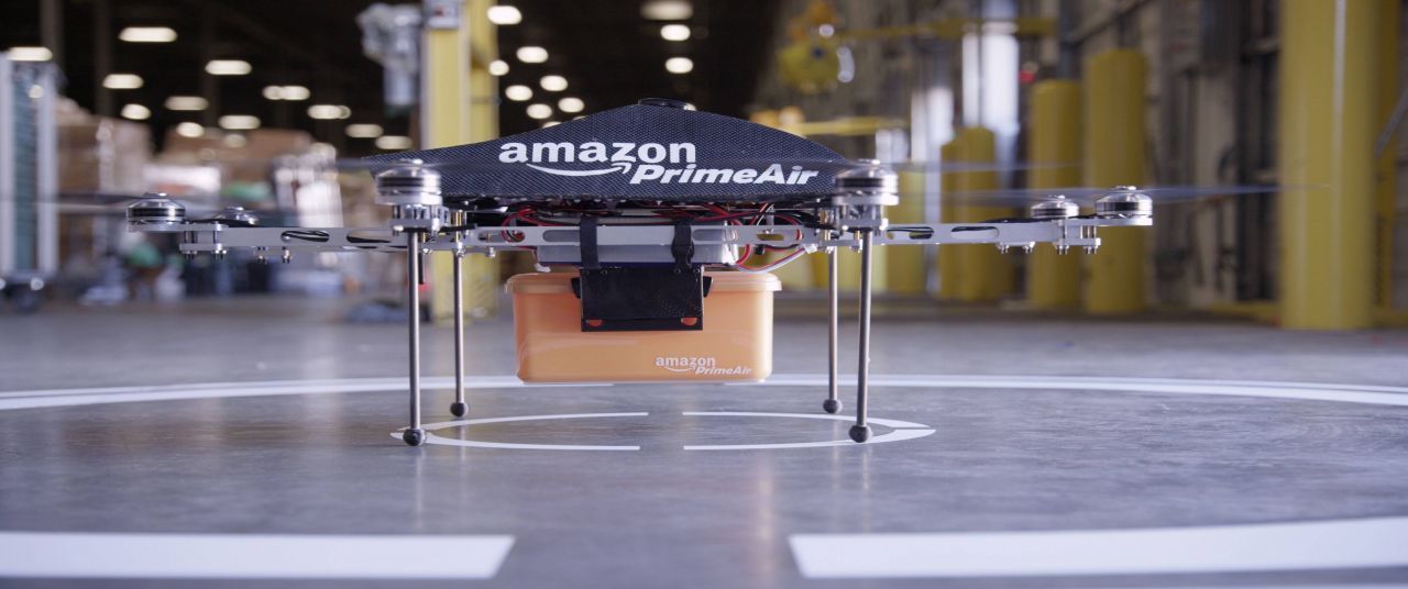 Amazon stellte 2013 die erste Liefer-Drohne vor. Im August 2020 bekam der weltgrößte Online-Versandhändler von der US-Luftverkehrsbehörde FAA grünes Licht für die Paket-Zustellung per Flug-Roboter. Die "Prime Air"-Modelle können rund 24 Kilometer weit fliegen und Päckchen bis zu 2,3 Kilo innerhalb von 30 Minuten zustellen.    
