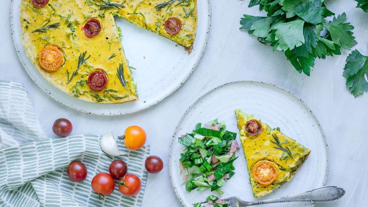 Semmelbrösel-Quiche mit müden Tomaten und Grünzeug