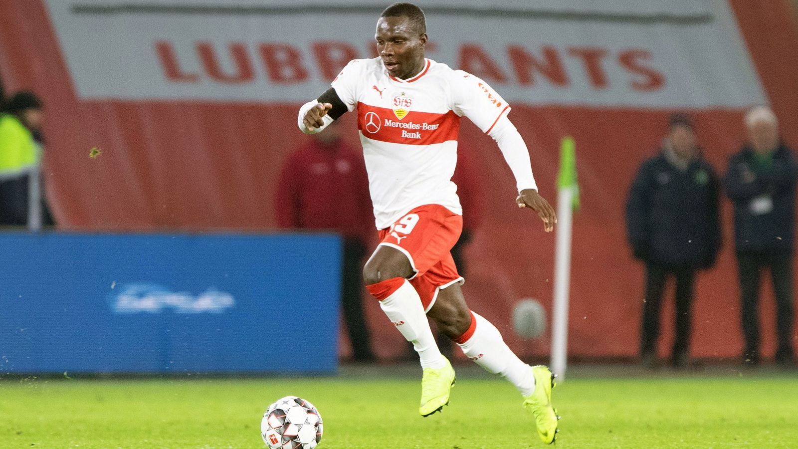 
                <strong>Chadrac Akolo</strong><br>
                Nach einer guten Vorsaison, der ersten von Chadrac Akolo in Stuttgart, hat der Kongolese derzeit ebenfalls einen schweren Stand. Wenn überhaupt, kam der 24 Jahre alte Flügelstürmer in den letzten Monaten nur als Joker zum Einsatz. Da Akolos Vertrag noch bis 2021 läuft, wolle der frühere Sion-Profi wohl von den Verantwortlichen eine Perspektive aufgezeigt bekommen. 
              