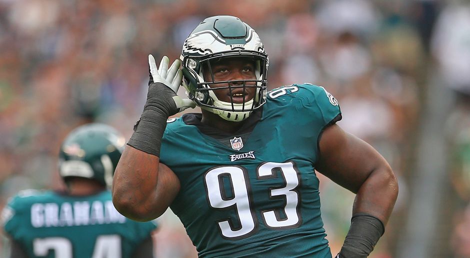 
                <strong>Tim Jernigan - Defensive Tackle</strong><br>
                Doch auch Cox' Nebenmann ist kein Schlechter. Tim Jernigan spielte im College für die Florida State sowie in seinen ersten drei Jahren in der NFL für die Baltimore Ravens (2014 an Position 48 gedraftet) jeweils auf der Position des Defensive End. Seit seinem Wechsel zu den Eagles im April 2017 kommt Jernigan als Defensive Tackle zum Einsatz. 30 Tackles und 2,5 Sacks sind ein ordentliches Arbeitszeugnis. Nachdem er in den ersten neun Spielen der Regular Season von Beginn an auflief, durfte sich Jernigan über eine Vertragsverlängerung zu deutlich verbesserten Konditionen freuen: In den nächsten vier Jahren verdient er insgesamt 48 Millionen US-Dollar. Kein schlechtes Gehalt für einen 25-Jährigen.
              