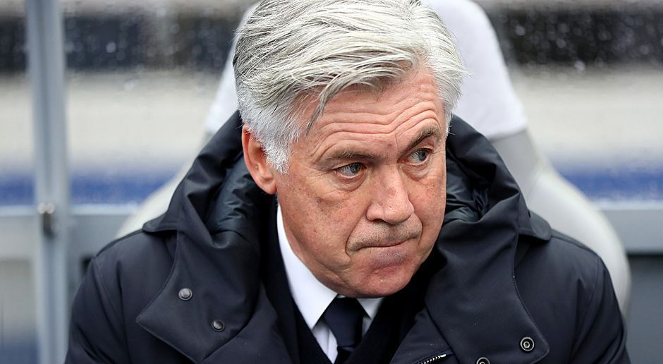 
                <strong>Carlo Ancelotti zeigt Fans den Mittelfinger</strong><br>
                An der Seitenlinie wirkt Bayern-Trainer Carlo Ancelotti oft wie die Ruhe selbst. Große Emotionen? Fehlanzeige. Nach der Bundesliga-Partie gegen Hertha BSC präsentierte der Italiener aber überraschend eine ganz andere Seite von sich. Auf dem Weg in die Kabine zeigte der "Mister" Berlin-Fans den Mittelfinger. Das bestätigte Ancelotti selbst im Interview mit der "ARD" und nannte auch den Grund dafür: "Ich habe diese Geste gemacht, weil ich angespuckt wurde." Nachdem den Münchnern in der 96. Spielminute der Ausgleichstreffer gelang, bekam der Bayern-Coach die Wut der Hertha-Anhänger zu spüren.
              