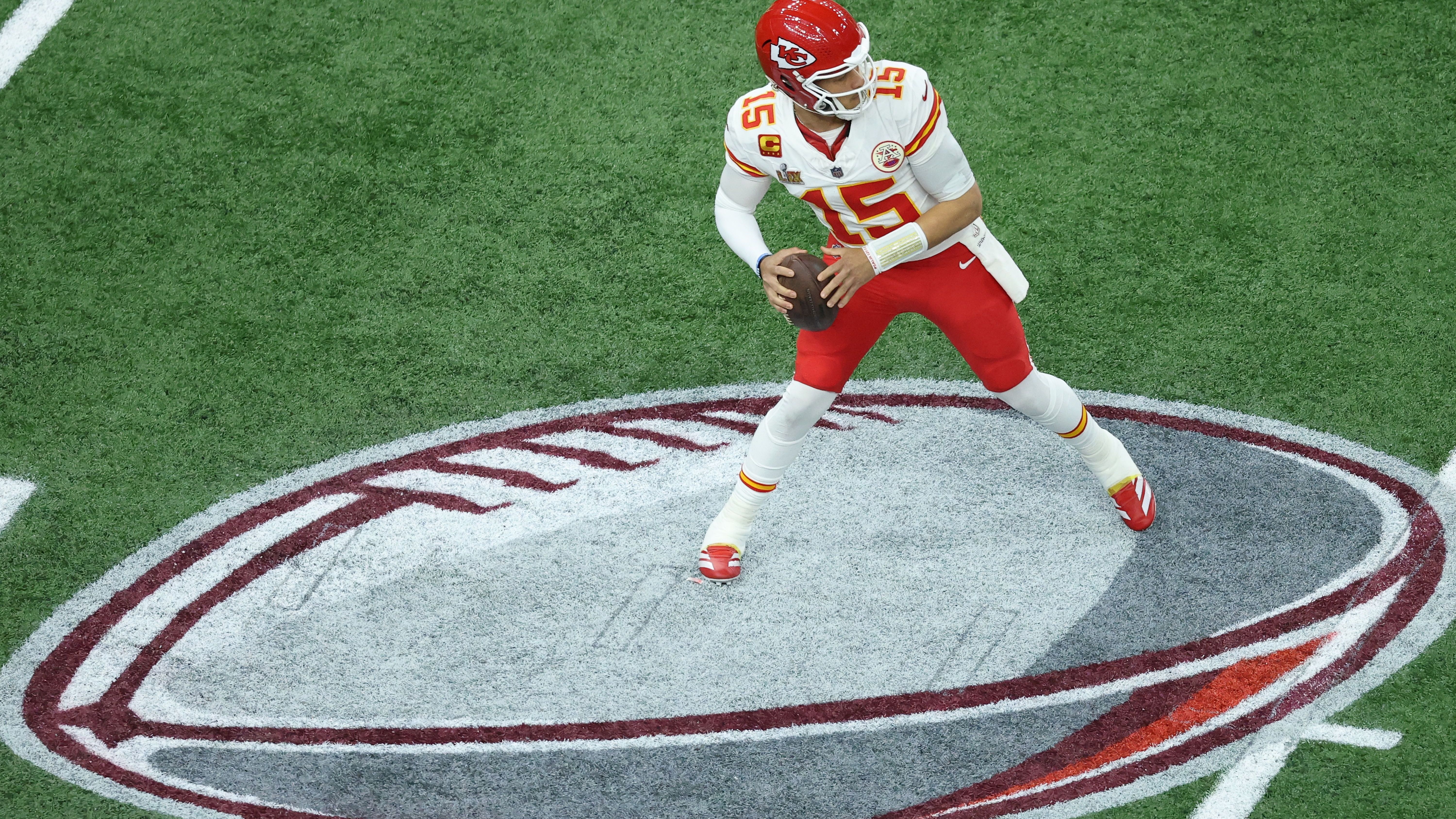 <strong>Kansas City Chiefs: Patrick Mahomes</strong><br>Es war nicht seine beste Saison, es war nicht die beste Saison der Chiefs. Dass die Spielzeit dennoch im Super Bowl endete, spricht für den dominantesten Quarterback der vergangenen Jahre.