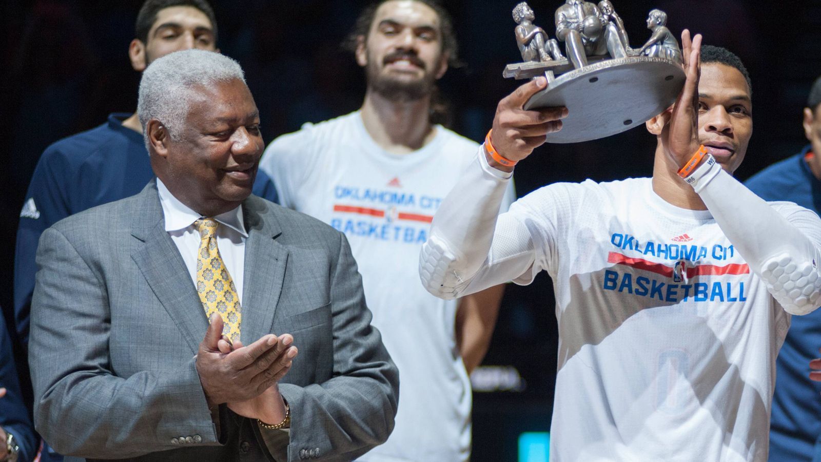 
                <strong>Oscar Robertson</strong><br>
                Oscar Robertson (links im Bild): Lifetime Achievement Award
              