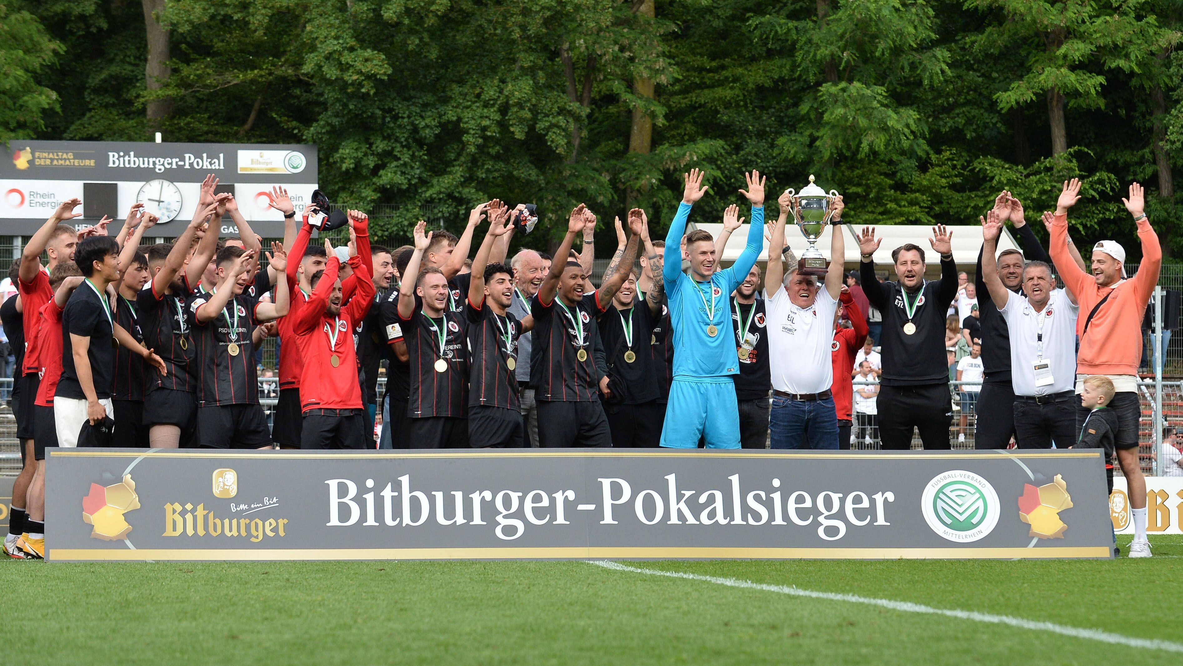 
                <strong>FC Viktoria Köln</strong><br>
                Köln-Derby am Mittelrhein. Und es triumphiert die Viktoria gegen die Fortuna. Am Ende heißt es 2:0 für den favorisierten Drittligisten. 
              
