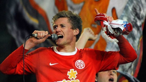 
                <strong>Andre Schürrle</strong><br>
                Ein Eigengewächs, Andre Schürrle kam aus der eigenen Jugend. Der Weltmeister ging 2011 zu Bayer Leverkusen - für 8,5 Millionen Euro.
              