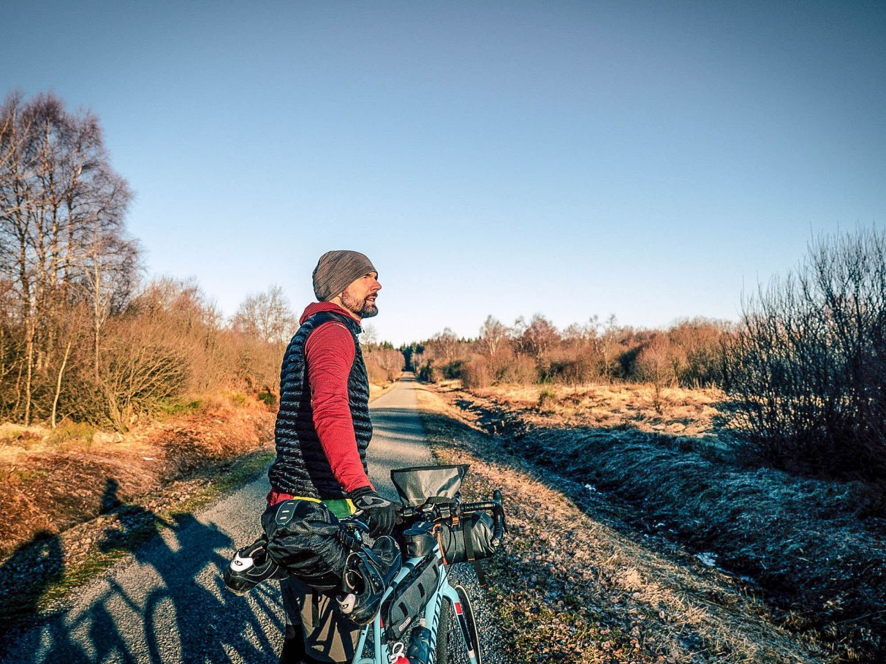 Mit dem Fahrrad unternimmt der Mikroabenteurer viele Touren und schläft meist im Freien - im Zelt oder in der Hängematte.