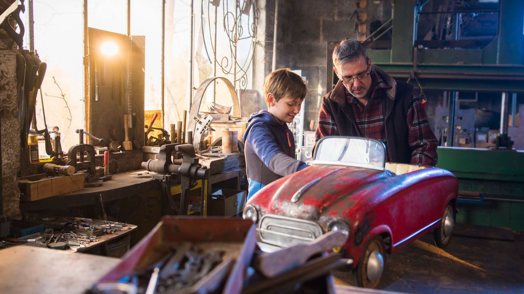 Passt durch deine Werkstatt in der Garage kein Fahrzeug mehr rein? Dann nutzt du deine Garage falsch und riskierst ein Bußgeld!