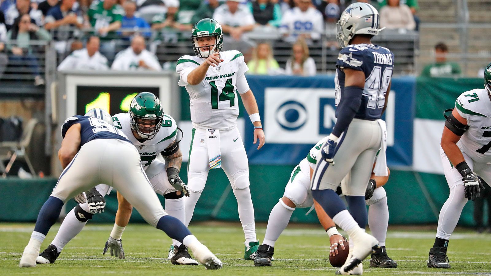 
                <strong>6. Spieltag - Sam Darnold (New York Jets)</strong><br>
                Im ersten Spiel nachdem er von seinem Pfeifferschen Drüsenfieber erholt ist, hat Jets-Quarterback Sam Darnold direkt einen NFL-Rekord aufgestellt. Mit seinem 92-Yards-Touchdown-Pass auf Robby Anderson ist er mit 22 Jahren und 130 Tagen der jüngste Spieler, dem seit Beginn der Super-Bowl-Ära 1967 ein Touchdown-Pass über 90 Yards gelang.
              