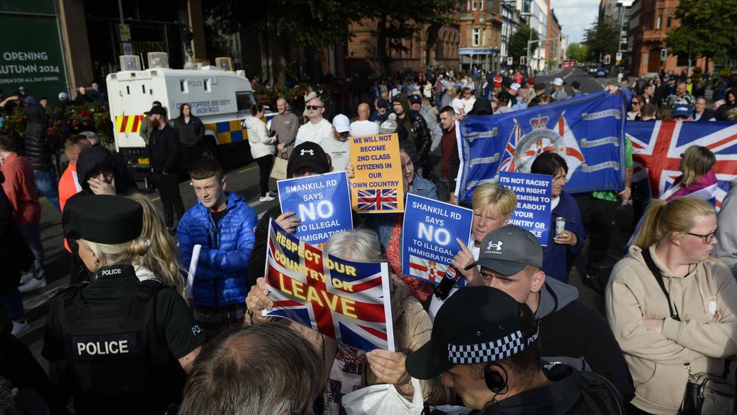 Menschen nehmen an einer rechtsextremen Demonstration im Stadtzentrum Belfasts teil. Gleichzeitig fand eine antirassistische Gegenkundgebung unter dem Motto "Unity Over Division" statt. Die Polizei in Nordirland hat es zuletzt erneut mit Randalierern zu tun bekommen, die Ermittler sprachen von mehreren rassistisch motivierten Taten.&nbsp;