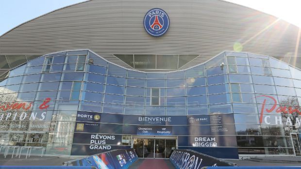 
                <strong>Paris</strong><br>
                Paris: Frankreichs Hauptstadt ist bei der EM doppelter Austragungsort. Neben den Partien im "Stade de France" werden auch fünf Spiele im Pariser Prinzenparkstadion stattfinden, der Heimat von Paris Saint-Germain. Nach der Renovierung fasst die Arena 48.000 Zuschauer. 
              