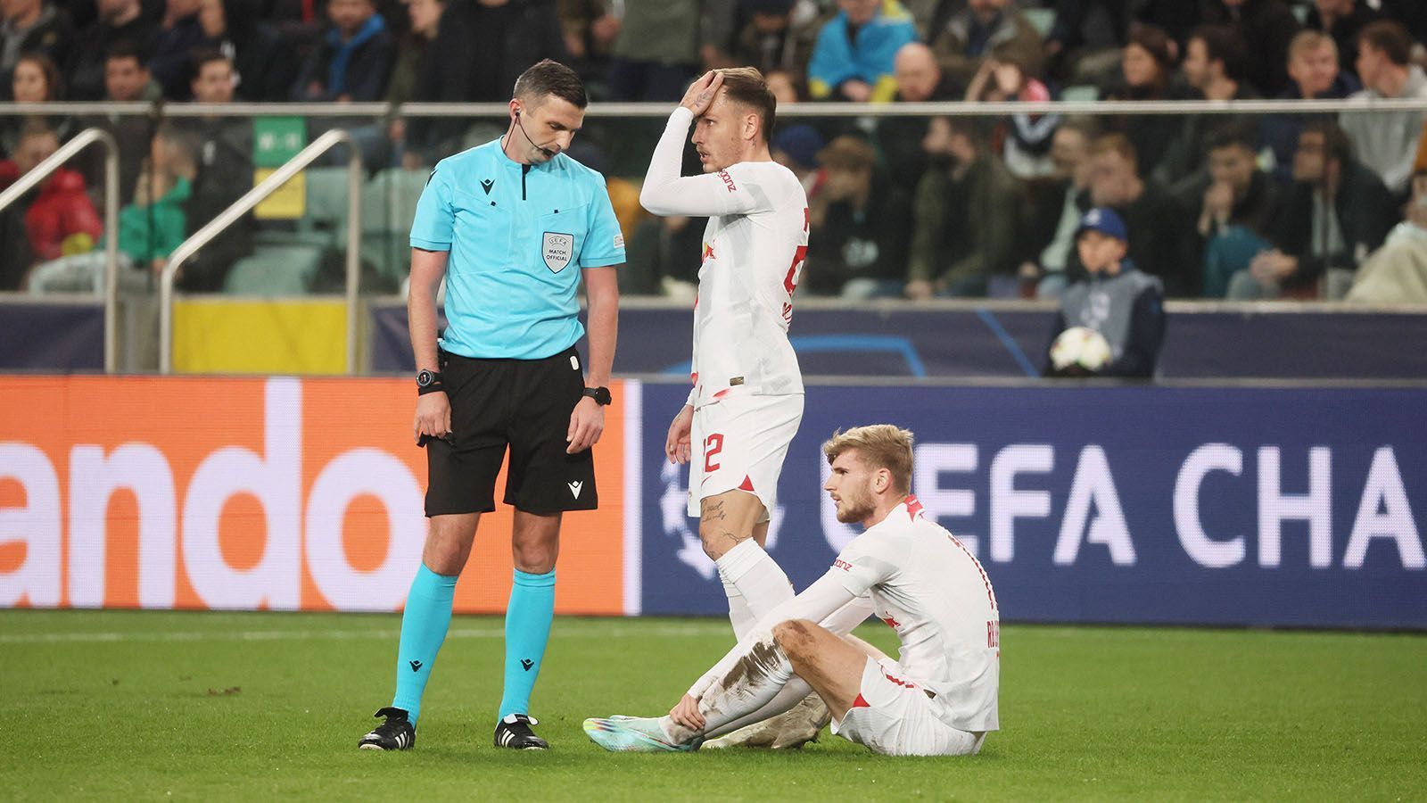 
                <strong>Timo Werner (RB Leipzig/Deutschland, 55 A-Länderspiele)</strong><br>
                Bittere Nachrichten für Timo Werner und die deutsche Nationalmannschaft. Der Offensivstar von RB Leipzig hat sich das Syndesmoseband im linken Sprunggelenk gerissen und wird für den Rest des Jahres ausfallen. Damit verpasst der 26-Jährige auch die Weltmeisterschaft in Katar. Werner zog sich die Verletzung im Champions-League-Spiel gegen Schachtar Donezk zu. Nach dem Spiel hatte RB-Trainer Marco Rose zunächst leise Entwarnung gegeben: "Der Doc sagt, es scheint nichts Wildes zu sein." Eine MRT-Untersuchung bewies jedoch das Gegenteil. Seit seinem Wechsel zurück nach Leipzig erzielte Werner in 16 Spielen neun Tore. Der Ausfall ist ein herber Schlag für die Planungen von Bundestrainer Hansi Flick: "Diese Nachricht ist ganz bitter. Für Timo persönlich tut es mir sehr leid, weil er die WM verpasst, die er unbedingt spielen wollte", sagte Flick: "Aber vor allem für das Team ist Timos Ausfall ein herber Verlust. Wir wünschen ihm jetzt alle, dass er schnell wieder fit wird."
              