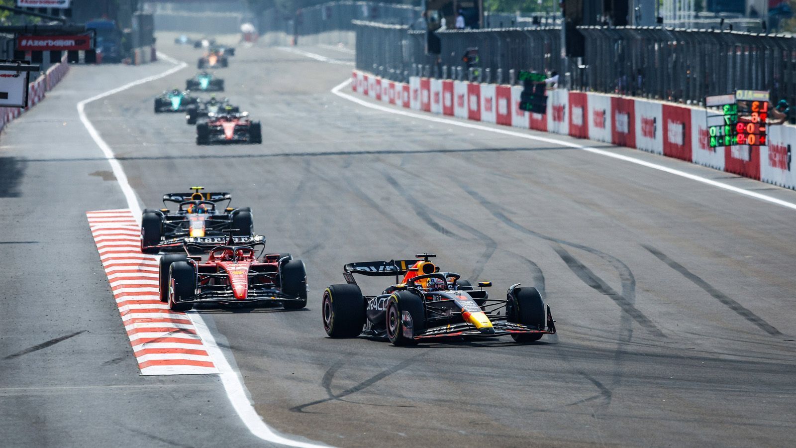 
                <strong>Aserbaidschan Grand Prix - Gewinner und Verlierer </strong><br>
                Die Formel 1 gastierte zum achten Mal in Baku zum Aserbaidschan-Grand-Prix. Rennsieger Sergio Perez erlebte ein Traumwochenende, sein Teamkollege Max Verstappen wird wohl eher mit gemischten Gefühlen zum nächsten Grand Prix in den USA reisen, und auch für Nico Hülkenberg lief es schon mal besser. ran präsentiert die Gewinner und Verlierer aus Baku. 
              