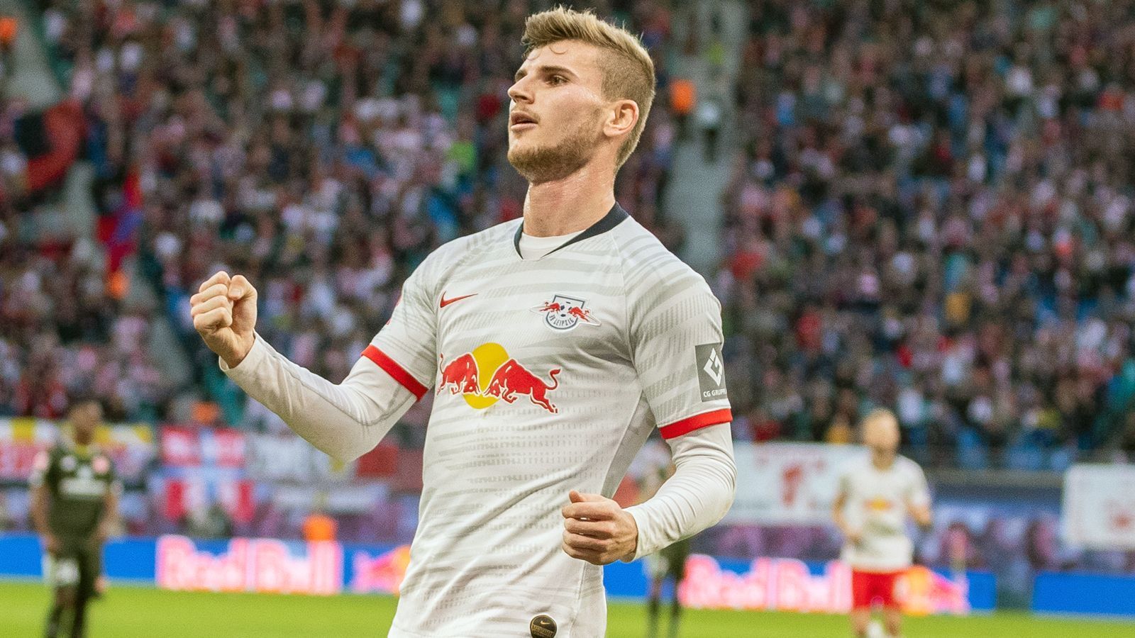 
                <strong>Timo Werner stellt Bundesliga-Bestmarke bei Torbeteiligungen ein</strong><br>
                Beim 8:0-Kantersieg von RB Leipzig am 10. Spieltag gegen Mainz gelang vor allem Timo Werner einfach alles. Der 23-Jährige steuerte zum klaren Heimerfolg jeweils drei Tore bzw. Vorlagen bei. Damit stellte der Leipzig-Star die bisherige Bundesliga-Bestmarke (seit Beginn der Datenerhebung 2004/05) von sechs Scorerpunkten in einem Bundesliga-Spiel von Claudio Pizarro aus dem März 2013 (vier Tore, zwei Assists) ein. (Quelle: Optafranz/twitter)
              