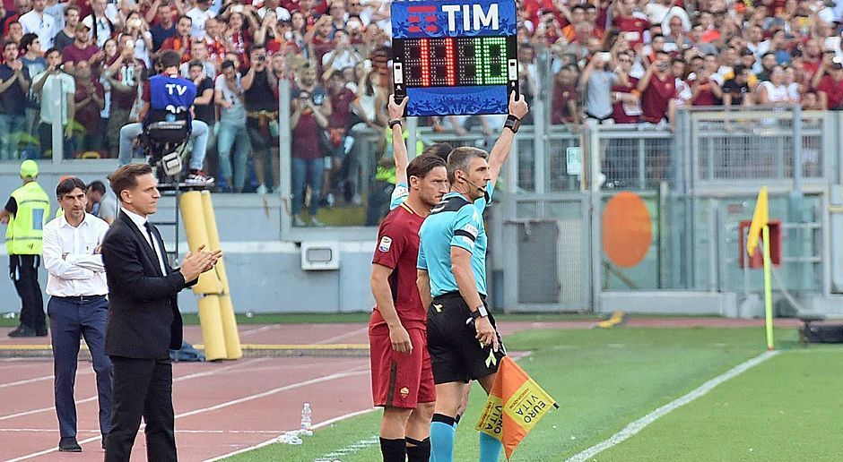 
                <strong>Der tränenreiche Abschied das Francesco Totti</strong><br>
                Weil im Fernduell mit dem SSC Neapel um die direkte Champions-League-Quali unbedingt ein Tor her muss, darf der "Grande Capitano" nach 54 Minuten mitmischen.
              