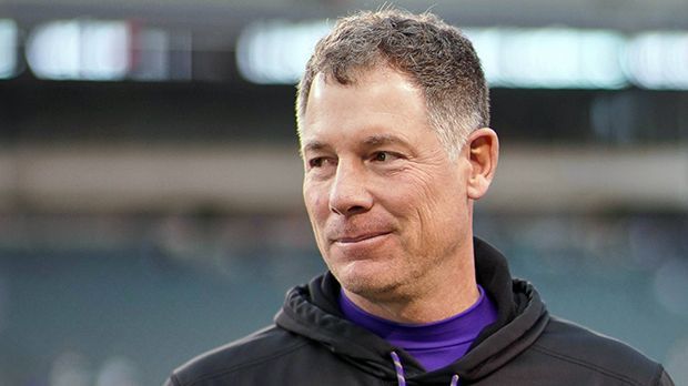 
                <strong>Pat Shurmur (Head Coach New York Giants)</strong><br>
                Pat Shurmur soll die New York Giants als Head Coach wieder zu alter Stärke führen. Der 52-Jährige war in der Saison 2017 als Offensive Coordinator bei den Minnesota Vikings an der Seitenlinie. Weitere Coaching-Stationen hatte er unter anderem in Cleveland (2011-2012, Head Coach) und Philadelphia (Offensive Coordinator, 2013-2015). "Wir freuen uns, Pat bei uns begrüßen zu können und freuen uns auf seine Führungsstärke", sagte Gaints-Eigentümer John Mara. 
              