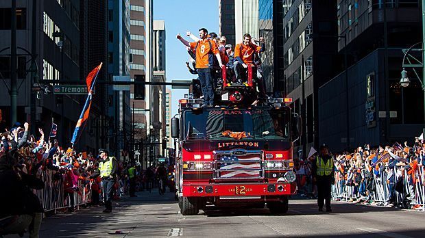 
                <strong>Sieger-Parade der Denver Broncos</strong><br>
                Im Schritttempo bahnen sich die Vehikel ihren Weg durch Denver.
              
