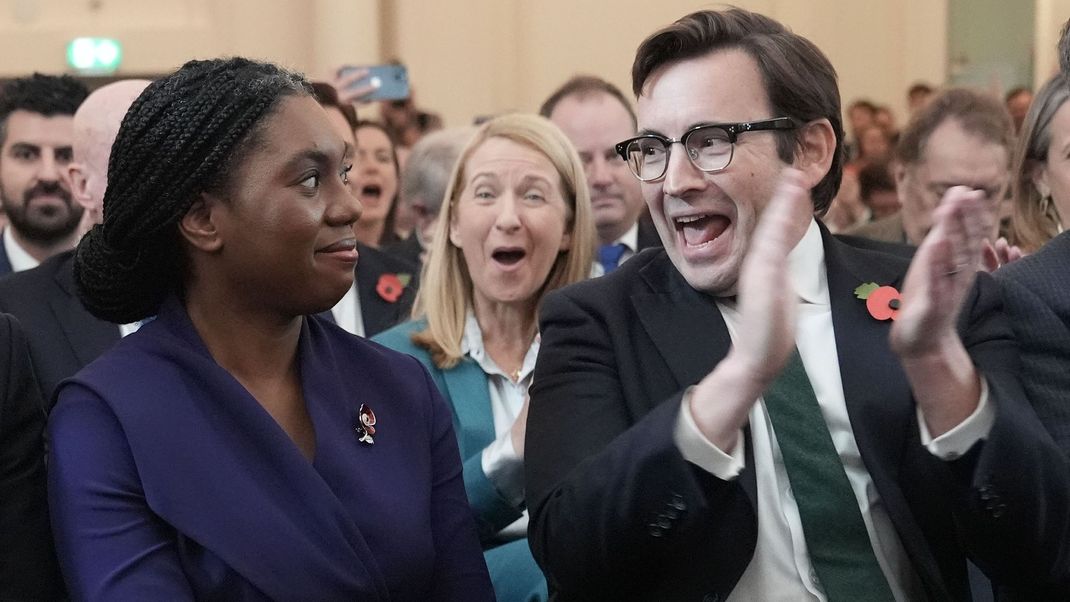 2. November 2024, Großbritannien, London: Hamish Badenoch (rechts) applaudiert seiner Frau Kemi Badenoch (links), der ehemaligen Wirtschaftsministerin von Großbritannien, als sie nach der Abstimmung der Parteimitglieder zur neuen Vorsitzenden der Konservativen Partei ernannt wird.