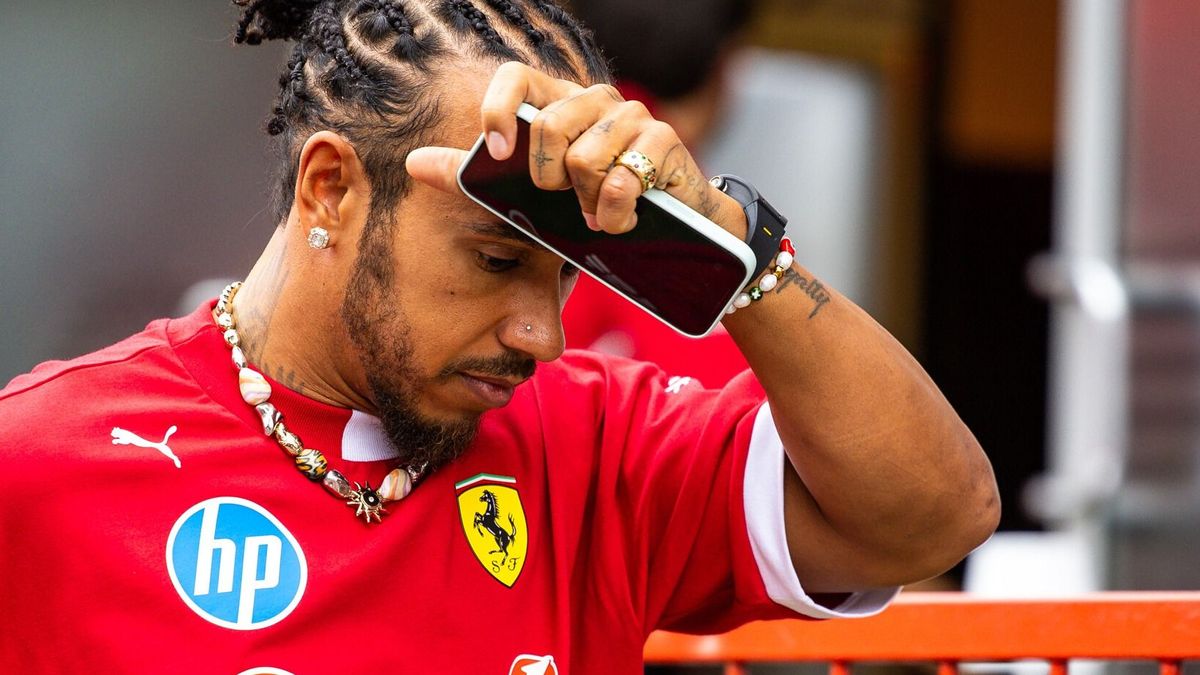 Ferrari-Fahrer Lewis Hamilton mit ernster Miene im Formel-1-Fahrerlager in Baku 2025