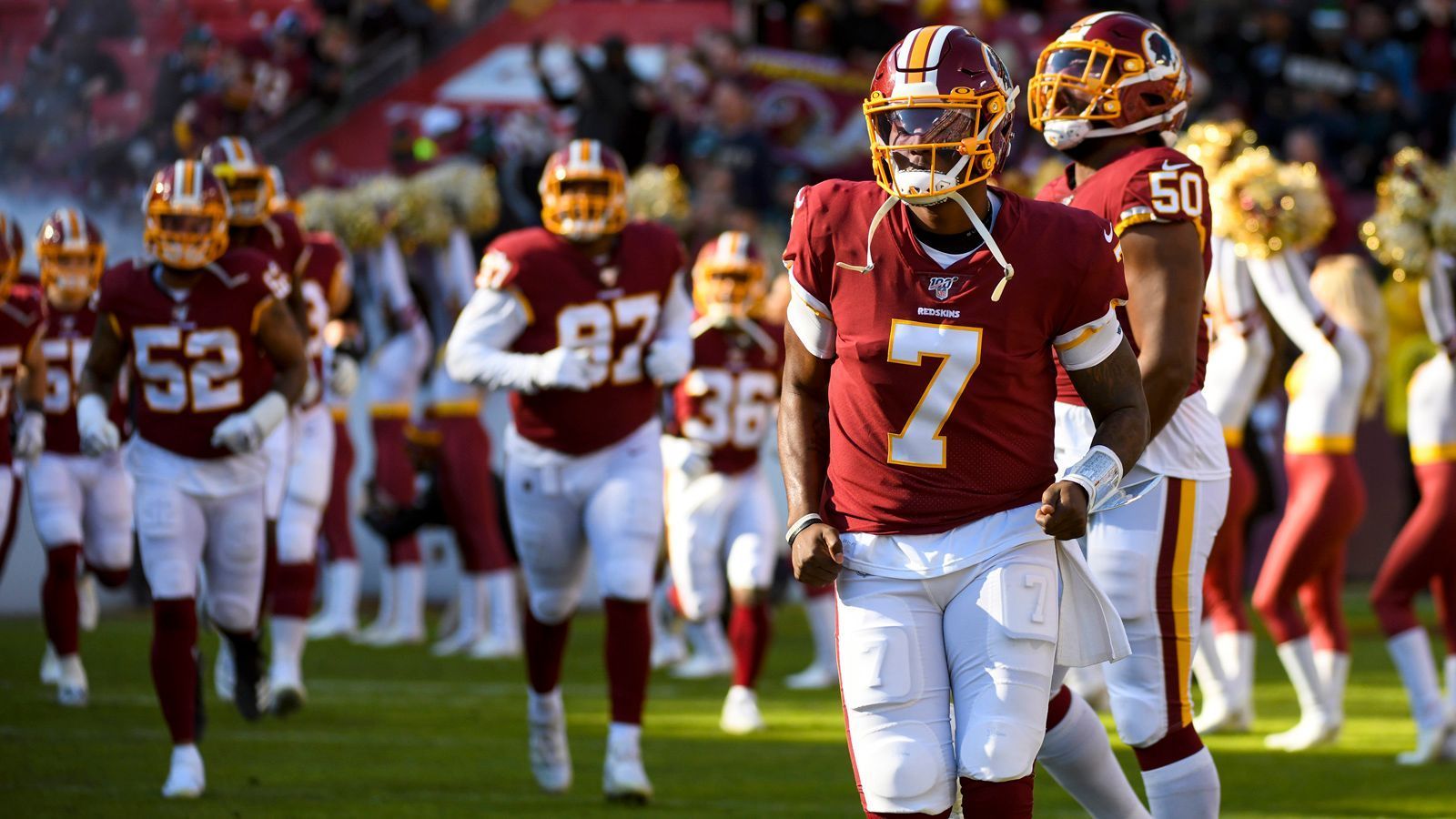 
                <strong>Washington Redskins – die Ausgangssituation </strong><br>
                Mit nur drei Siegen erlebten die Washington Redskins eine enttäuschende Saison 2019. Die Offense landete von den Yards her auf Platz 31 der NFL, die Defense auf Platz 27. Das eigene Passspiel war sogar das schwächste der gesamten Liga. Das hat Konsequenzen: Quarterback Case Keenum wurde weggeschickt, der letztjährige Erstrundenpick Dwayne Haskins spielt, wenn überhaupt, unter "Bewährung". Insgesamt muss der neue Head Coach Ron Rivera einen Neuaufbau betreiben. Auch wenn die Redskins in der Free Agency bereits viele Verpflichtungen getätigt haben, ziehen sich die Baustellen fast durch den gesamten Kader.
              