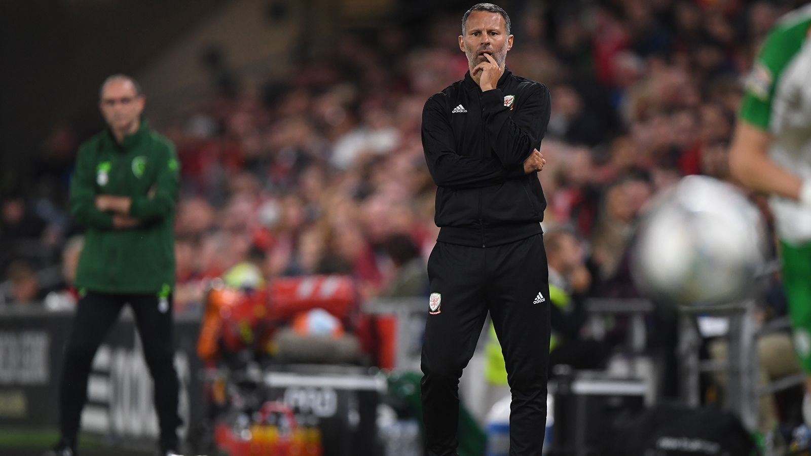 
                <strong>Ryan Giggs (Nationaltrainer Wales)</strong><br>
                Manchester Uniteds walisischer Mittelfeldstratege Ryan Giggs (1987 bis 2014 bei Manchester) blieb den "Red Devils" auch nach seinem Abschied vom aktiven Profifußball erhalten. Unter Jose Mourinho und Louis van Gaal arbeitete der heute 44-Jährige als Co-Trainer und übernahm den Club während dieser Periode auch interimsweise 2014 für vier Partien. Seit Anfang diesen Jahres trainiert Giggs die Nationalmannschaft von Wales, verpasste aber am letzten Spieltag der WM-Qualifikation wegen einer verhängnisvollen Niederlage gegen den direkten Konkurrenten Island den Sprung zur Endrunde in Russland. In der Nations League führt sein Team aber Gruppe 4 der Liga B an. 
              