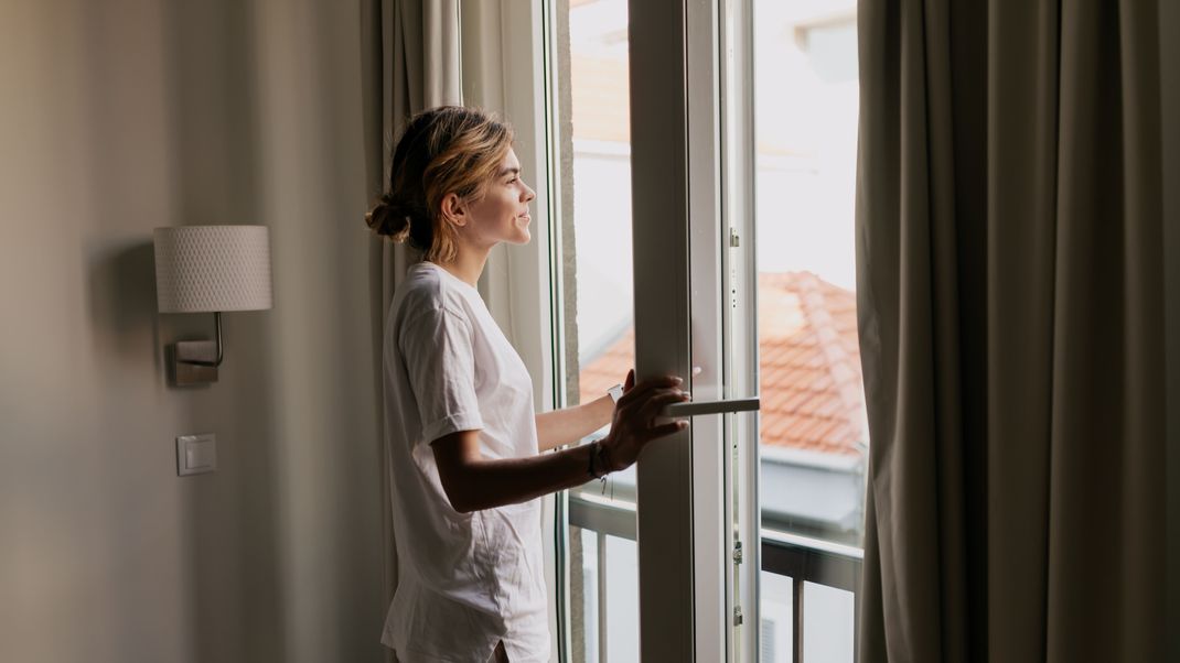 Deine Wohnung braucht dringend eine Abkühlung? Mit welchen Tricks du die Hitze vertreibst und was dir an tropischen Tagen noch gut tut.