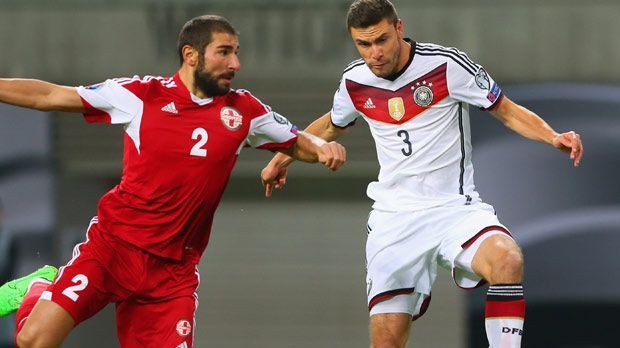 
                <strong>Jonas Hector</strong><br>
                Jonas Hector: Der Kölner agiert sehr engagiert, wird aber zu selten ins Angriffsspiel eingebunden. Mit seiner Kopfballabwehr legt er Kankava unfreiwillig das 1:1 auf. ran-Note: 4.
              