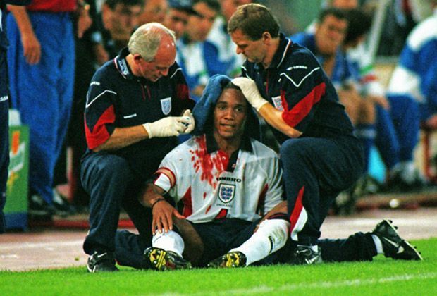 
                <strong>Paul Ince (Englische Nationalmannschaft)</strong><br>
                Und wieder ein Engländer: England brauchte auch im Jahr 1997 noch einen Punkt, um das WM-Ticket zu lösen. Gegen Italien biss der Ex-Liverpooler auf die Zähne und verließ den Platz mit dem ersehnten Remis und einem blutverschmierten Trikot.
              