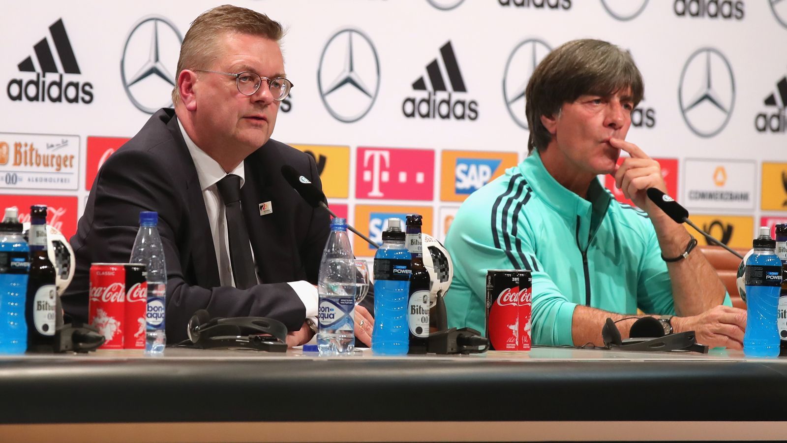 
                <strong>Verlierer: Reinhard Grindel</strong><br>
                Vor der WM verlängert er den Vertrag mit Löw, gibt ihm vor dem entscheidenden Spiel noch eine Jobgarantie. Unter seiner Regie verkommt die Nationalmannschaft mehr zur Marketing-Marke als zum Team der Deutschen.
              