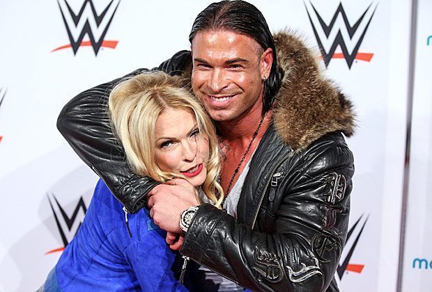 
                <strong>Erster Wrestling-Auftritt von Tim Wiese</strong><br>
                Auf dem Roten Teppich posiert das Kraftpaket mit Stars und Sternchen. Wieses erstes Opfer ist dabei Sonya Kraus: Die TV-Moderatorin wird mal eben in den Schwitzkasten genommen.
              