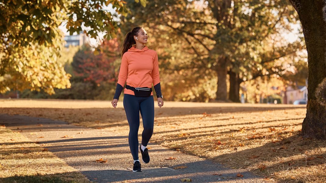 Mit regelmäßiger Bewegung wie zum Beispiel einem Spaziergang, Jogging oder Nordic Walking beugst du Ödemen vor