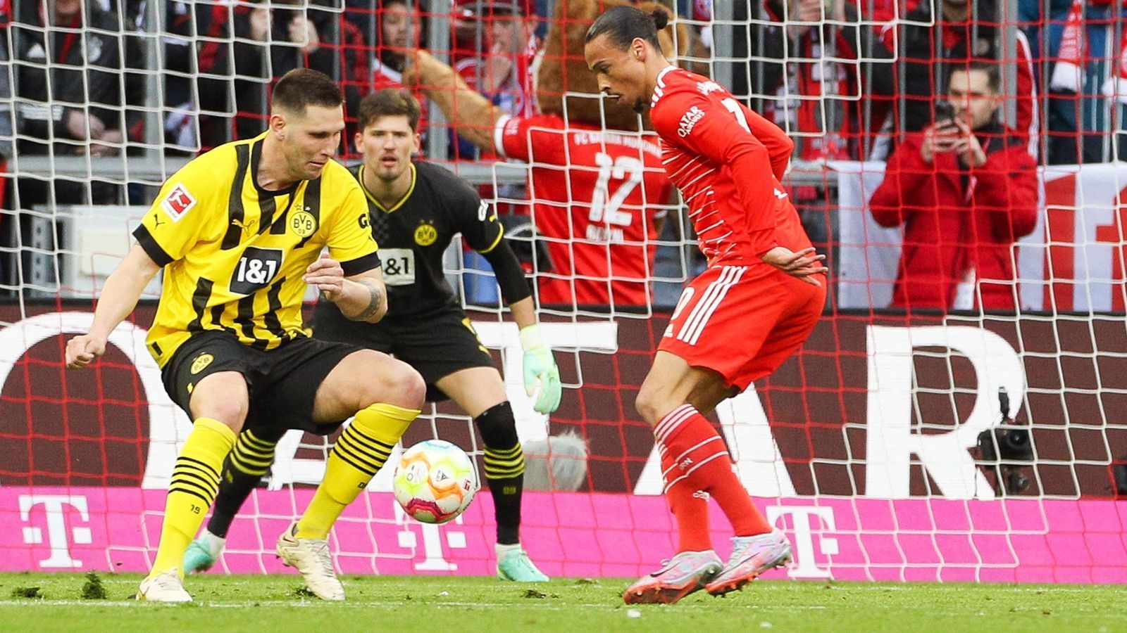 
                <strong>Niklas Süle (Borussia Dortmund)</strong><br>
                Bei seiner Rückkehr zur alten Wirkungsstätte geht Süle im Angriffswirbel der Bayern mit unter. Der Nationalspieler macht keine eklatanten Fehler, kann seine ehemaligen Mitspieler um Thomas Müller aber auch nicht stoppen. ran-Note: 5
              