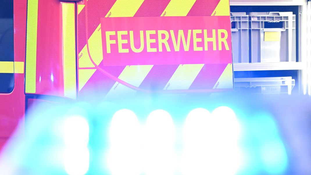 Ein Fahrzeug der Feuerwehr steht bei einem Einsatz auf einer Straße.