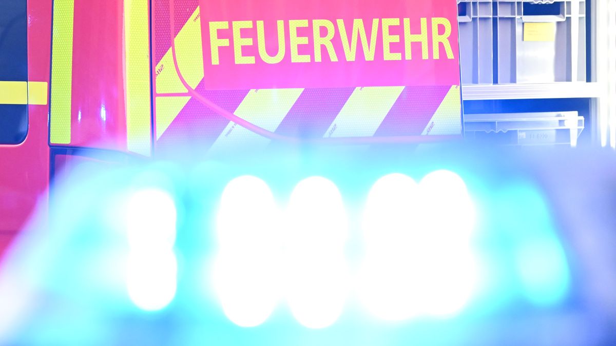 Ein Fahrzeug der Feuerwehr steht bei einem Einsatz auf einer Straße.