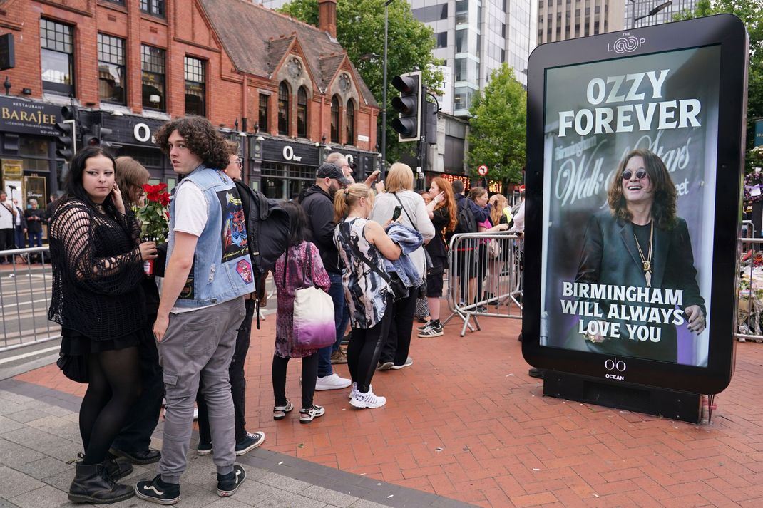Fans nehmen Abschied von Ozzy Osbourne.