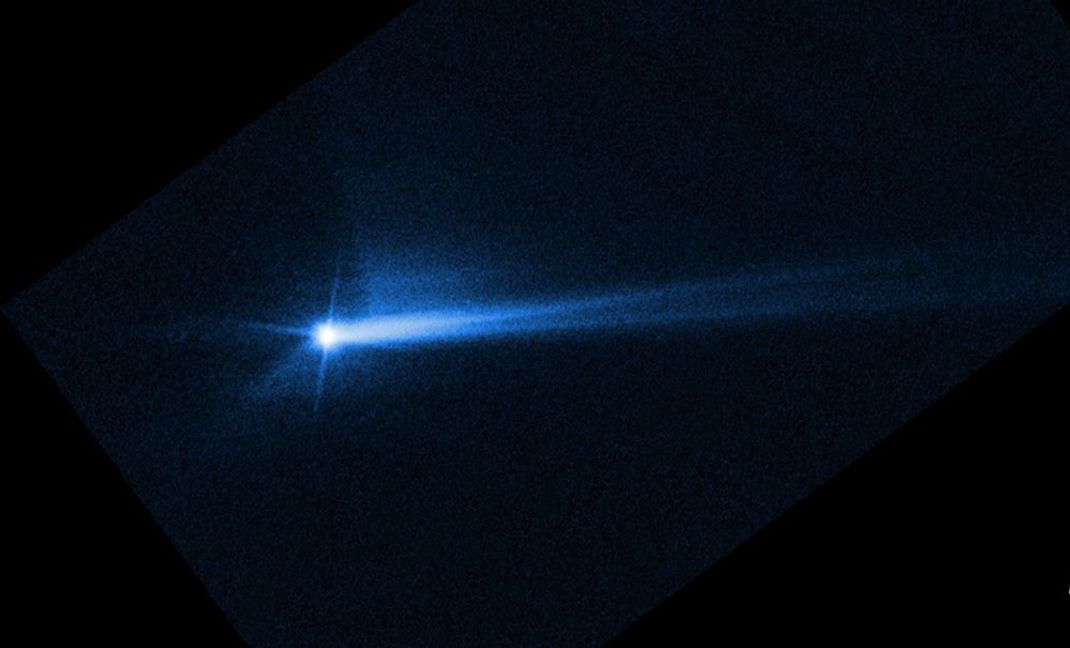 Wie ein Komet schleppt Didymos nun eine Spur aus ausgeworfenem Staub hinter sich her, wie auf einem Bild vom Weltraum-Teleskop Hubble vom 8. Oktober zu sehen ist. Wissenschaftler:innen wollen nun herausfinden, wie viel Material genau ins All geschleudert wurde, um daraus zu schließen, wie der Asteroid aufgebaut ist. Damit wollen sie herausfinden, wie solche Brocken grundsätzlich reagieren, wenn wir sie mit Raumsonden beschießen. Die Erkenntnisse könnten der Menschheit eines Tages ihr Überleben sichern:  Sollte ein Asteroid auf die Erde zusteuern, ist es wichtig zu wissen, wie schnell und groß ein Raumfahrzeug sein muss, um ihn effektiv abzuwehren.