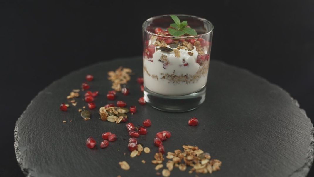 Lust auf ein leckeres und gesundes Dessert? Dann teste doch mal unser neues Rezept für einen Traum aus Joghurt, Granatapfel und selbstgemachtem Granola.
