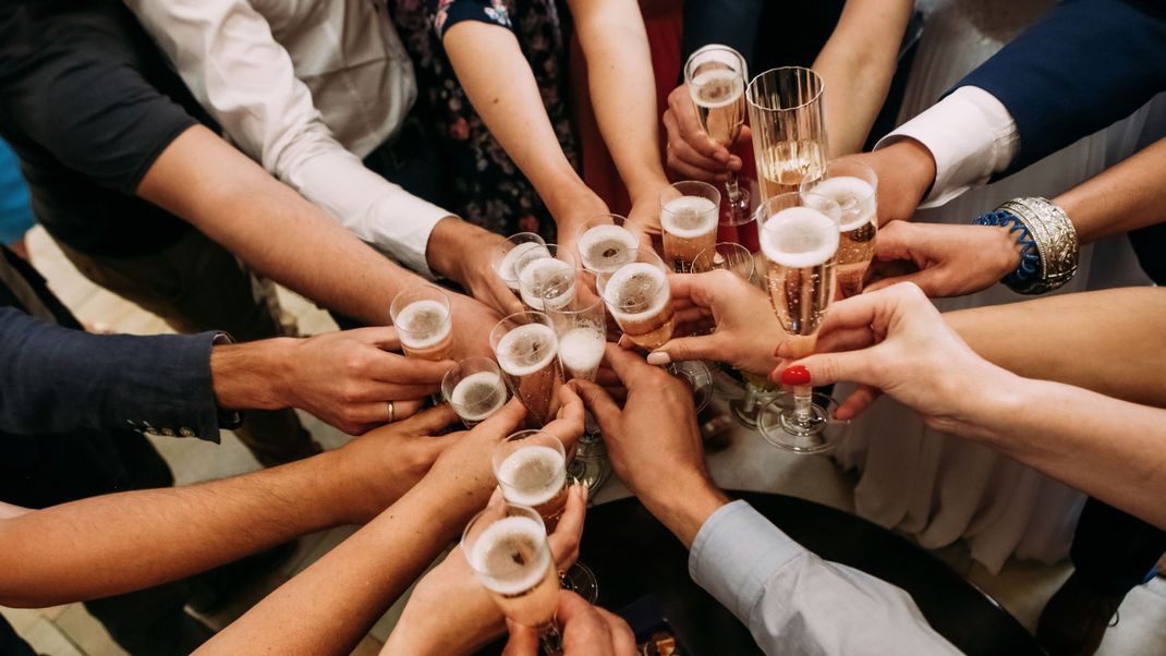 Kenn dein eigenes Limit und übertreibe es nicht mit dem Alkohol bei einer Hochzeit.